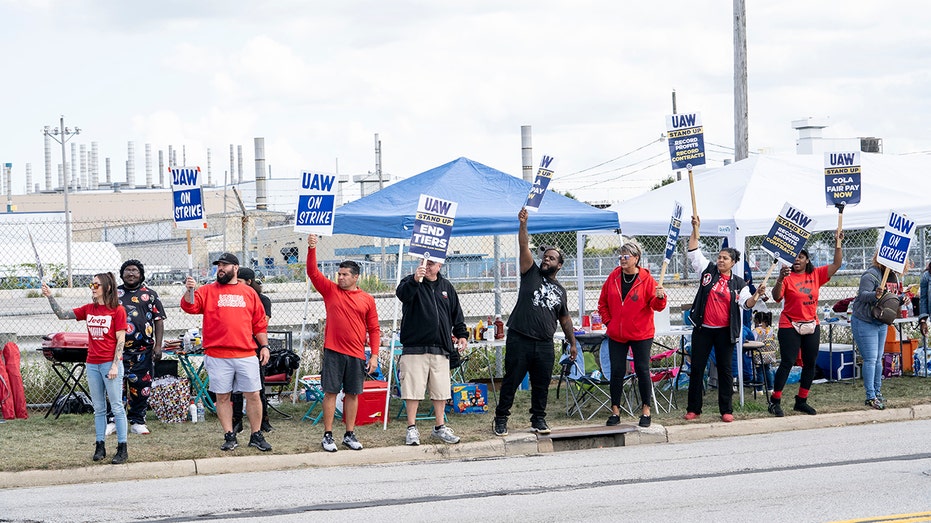 UAW members picket in Ohio