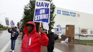 GM union workers appear poised to vote down record UAW deal