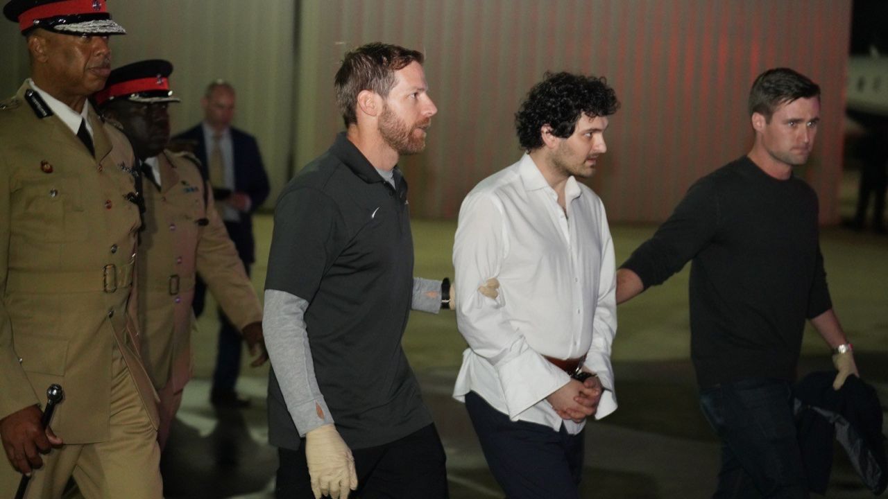 Sam Bankman-Fried leaving the Bahamas on December 21, 2022, being extradited to the US to face charges.