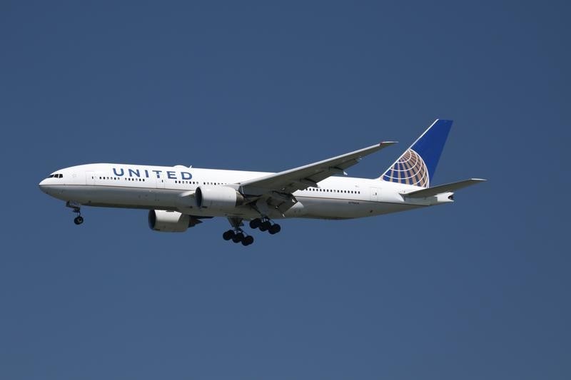 United Airlines Profit Warning Triggers Slump in Airline Stocks