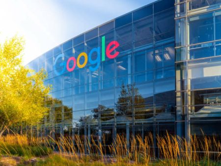 Alphabet: Why Strong Money Likes It At 27x P/E (NASDAQ:GOOG)